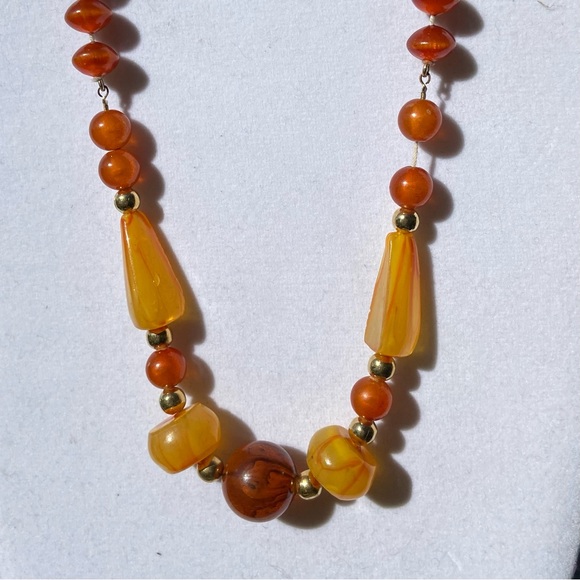 Vintage women amber colour beads with gold tone spacers stringed necklace. Used. - Picture 2 of 4